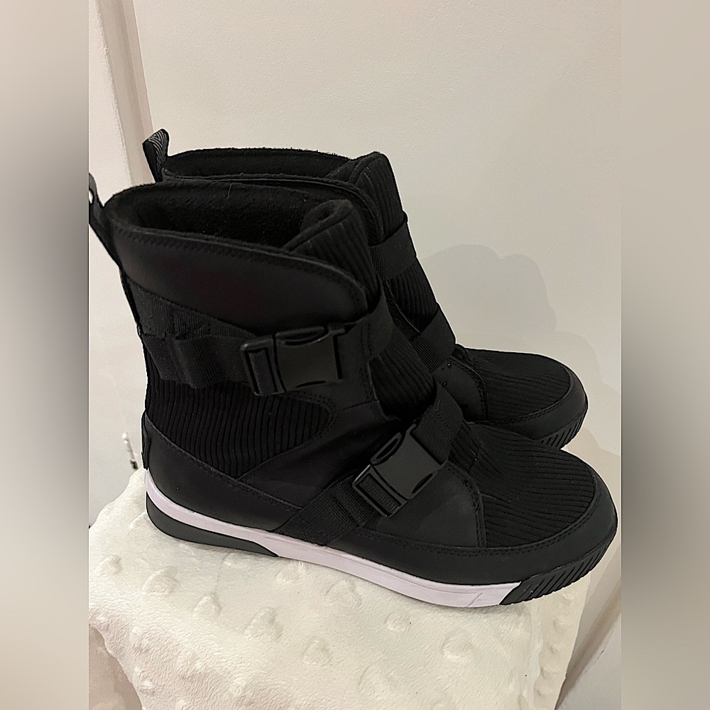 NWOT The North Face Women’s Sierra Sport Strap Waterproof Black Boots